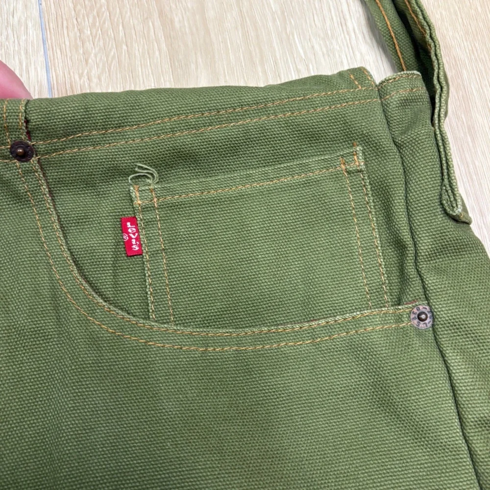 Levis light staining